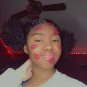 Meet your Posher, Desiree